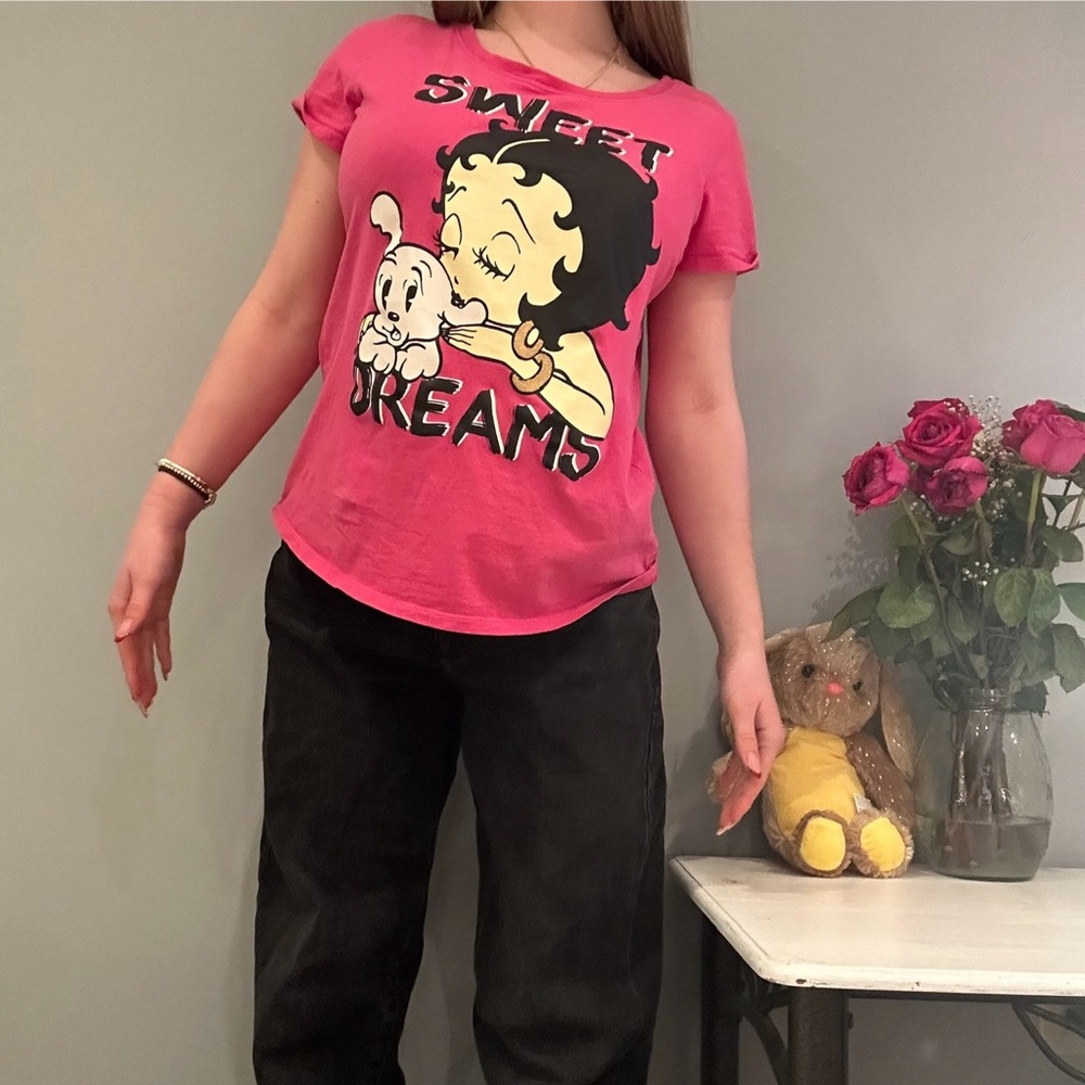 Hot pink vintage Betty boop “sweet dreams” graphic tee

dreams” graphic tee